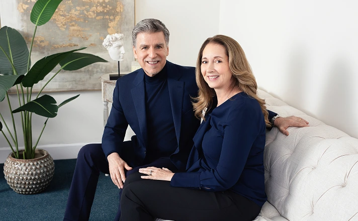 rob and debra sitting on the couch